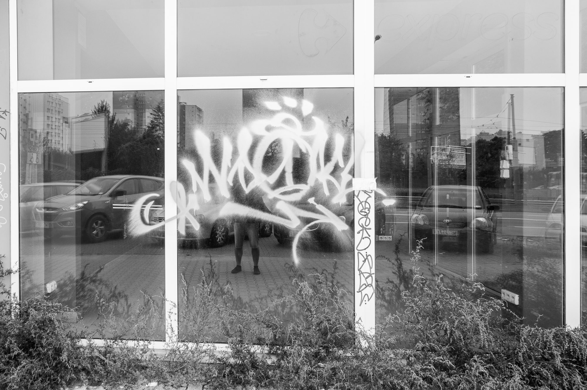 Adam Mazek Photography 2021. Warsaw Street Photography. Post: "I want to be flexible." Minimalism. Selfie. Graffiti.