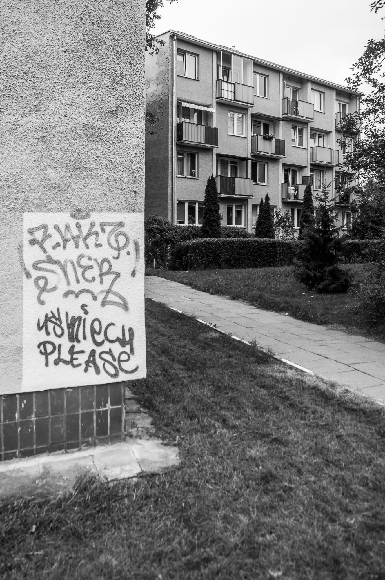 Adam Mazek Photography 2022. Warsaw Street Photography. Post: "Yards Have Eyes." Minimalism. Living in Poland.