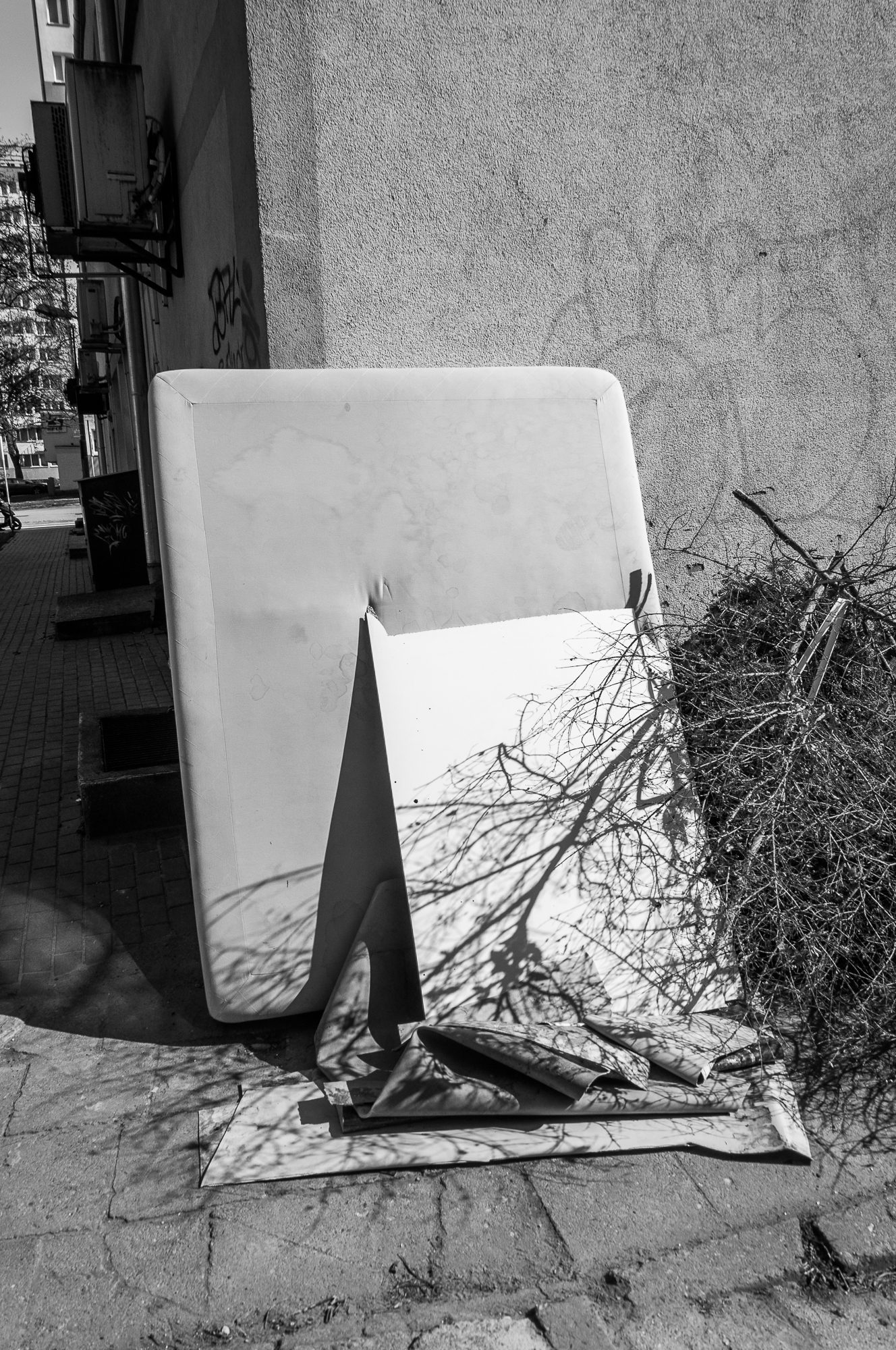 Adam Mazek Photography 2020. Warsaw Street Photography. Post: "A physical attack is much worse than a verbal one." Minimalism.