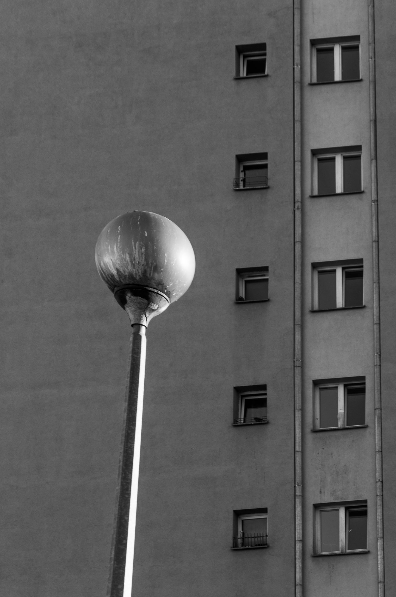 Adam Mazek Photography 2020. Warsaw Street Photography. Post: "A substitute for a street lamp." Minimalism.