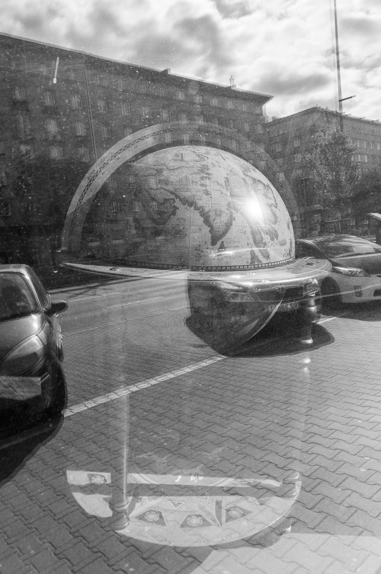 Adam Mazek Photography 2023. Warsaw Street Photography. Post: "In blogging, I trust." Minimalism.