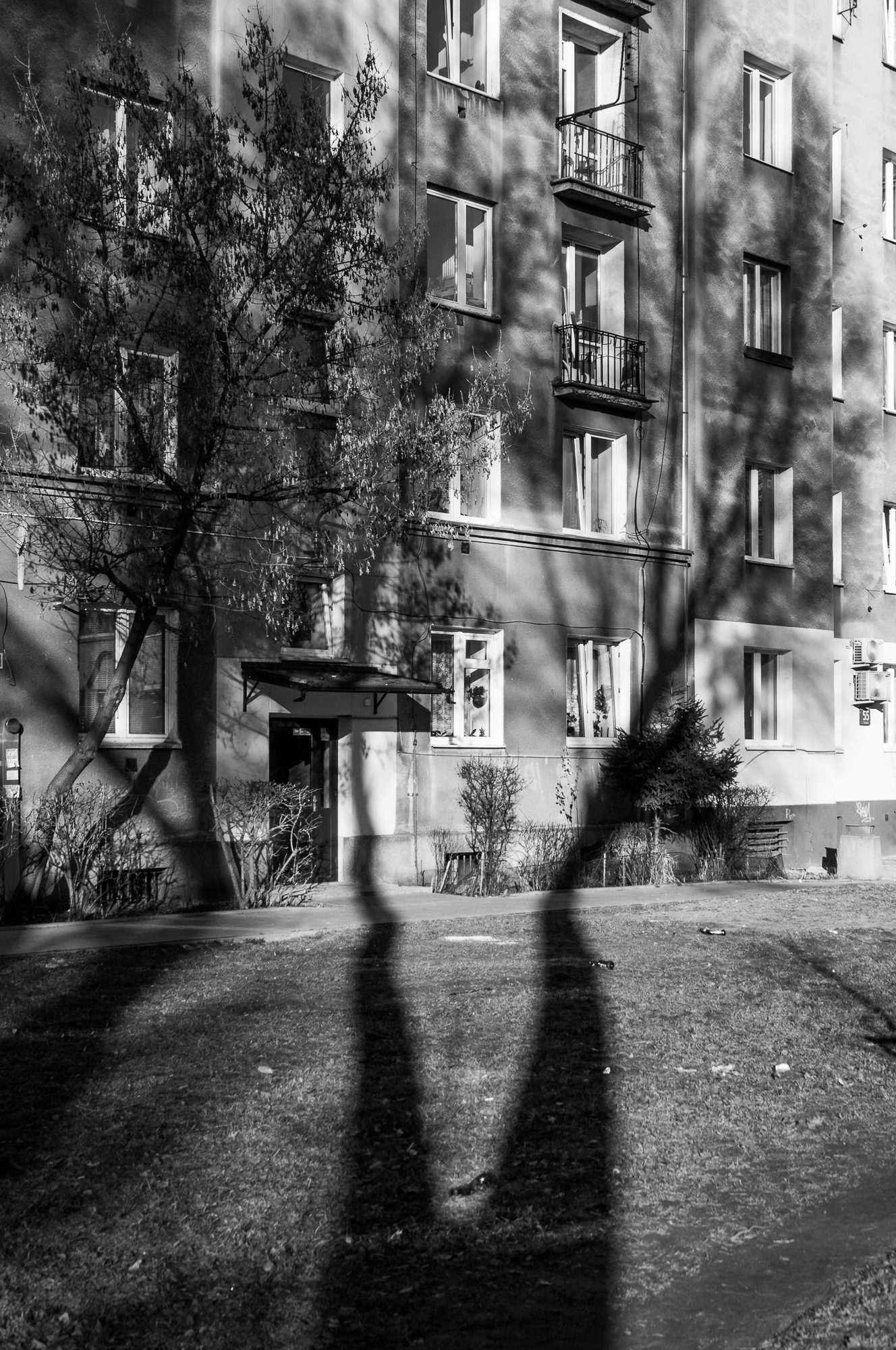 Adam Mazek Photography 2019. Warsaw Street Photography. Post: "Defects." Minimalism. Shadow.