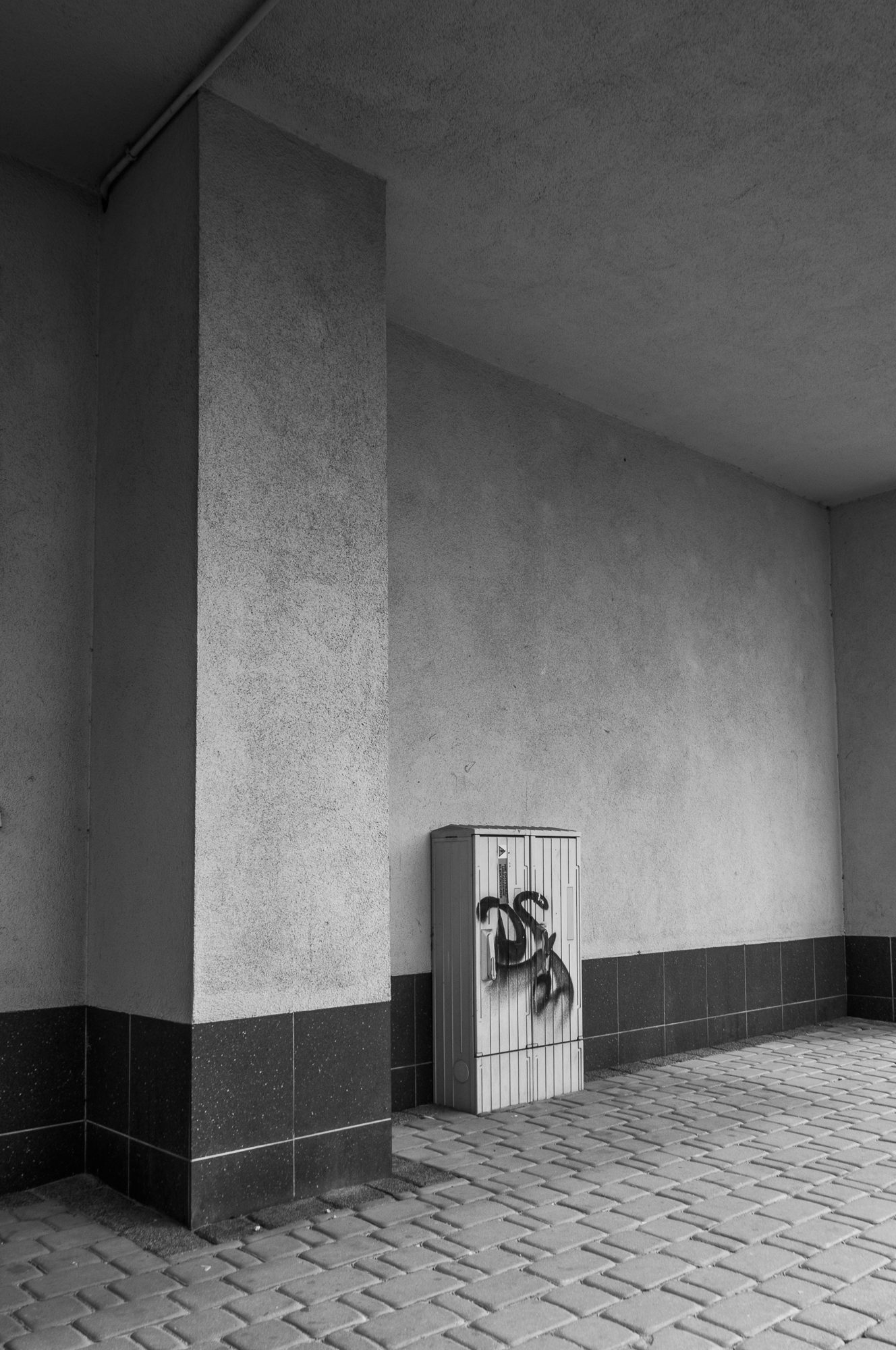 Adam Mazek Photography 2022. Warsaw Street Photography. Post: "How to live?" Minimalism.