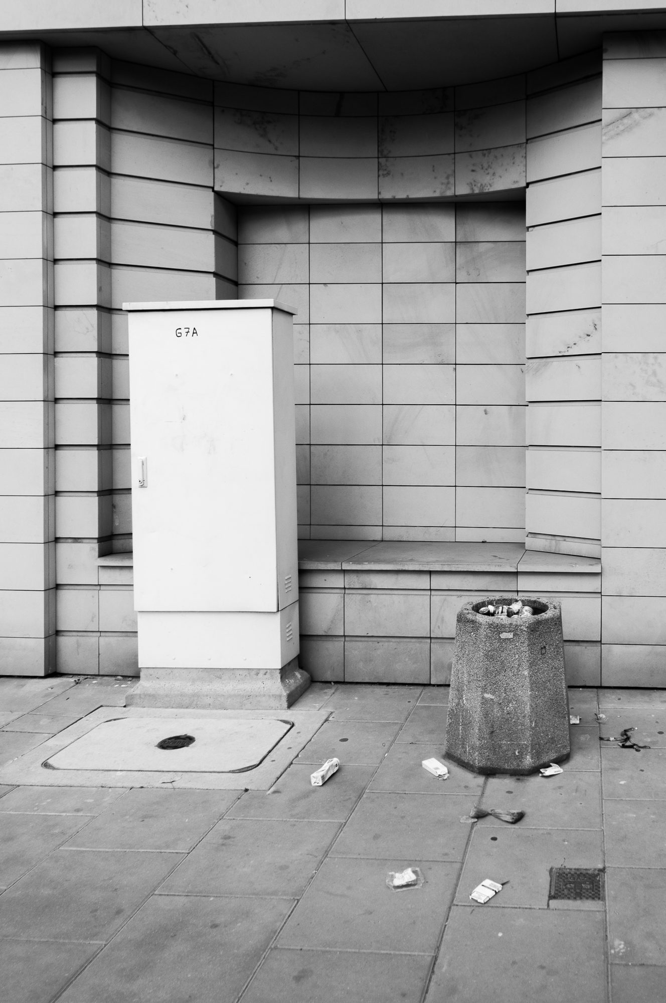 Adam Mazek Photography 2022. Warsaw Street Photography. Post: "How to astonish the world?" Minimalism.